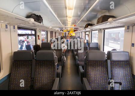 Innenraum des Schweizer Waggons / SBB CFF FFS Eisenbahnwaggons Innenraum mit Sitzplätzen / Gang- und Sitzplätzen im Zug im Bahnhof Genf Cornavin. Schweiz. (112) Stockfoto