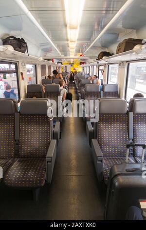 Innenraum des Schweizer Waggons / SBB CFF FFS Eisenbahnwaggons Innenraum mit Sitzplätzen / Gang- und Sitzplätzen im Zug im Bahnhof Genf Cornavin. Schweiz. (112) Stockfoto