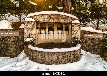 Brunico (BZ), 12. Februar 2019: Schnee bedeckt den Tränenbrunnen Stockfoto