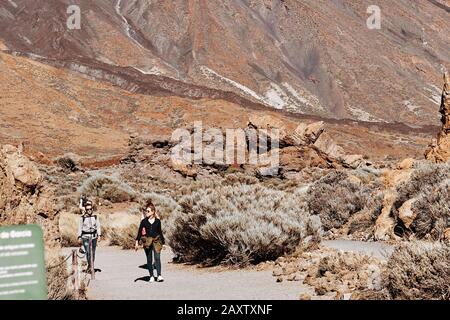 Spanien, Tenera, Adeje - 19. Dezember 2018: Vulkan teide, Berg im nationalpark auf teneras. Touristen gehen auf einem Bergpfad entlang Stockfoto