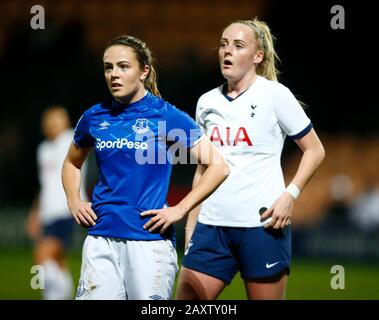 London, ENGLAND - 12. FEBRUAR: L-R Simone Magill von Everton Ladies und Chloe Peplow von Tottenham Hotspur Ladies während Barclays FA Women's Super Leagu Stockfoto