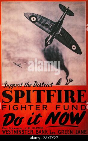 Ein lokales britisches Plakat aus dem zweiten Weltkrieg, das finanzielle Unterstützung für die Produktion von mehr Supermarine Spitfires fordert. Es wurde von R. J. Mitchell, Chefkonstrukteur bei Supermarine Aviation Works, als leistungsstarkes Abfangflugzeug mit einer höheren Höchstgeschwindigkeit als mehrere zeitgenössische Kämpfer entworfen. Stockfoto