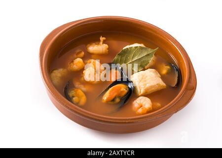 Französische Bouillabaise-Suppe in Schüssel isoliert auf weißem Hintergrund Stockfoto