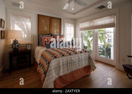 Modernes Schlafzimmer in einer luxuriösen Villa in Florida Stockfoto