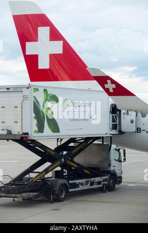 Gate-Gourmet-Airline-Catering-Zubehör - Inflight-Mahlzeiten / in Flug-Snacks - wird auf einen Schweizer Flug/Flugzeug am Geneva GVA-Flughafen in der Schweiz geladen. (112) Stockfoto