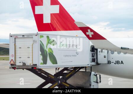 Gate-Gourmet-Airline-Catering-Zubehör - Inflight-Mahlzeiten / in Flug-Snacks - wird auf einen Schweizer Flug/Flugzeug am Geneva GVA-Flughafen in der Schweiz geladen. (112) Stockfoto