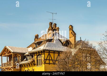 Brunico (BZ), 12. Februar 2019: Sonnenlicht ist das aufklärende Haus von Bruneck Stockfoto