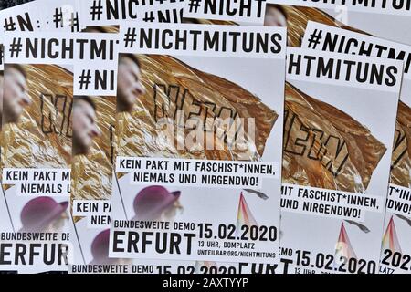 Erfurt, Deutschland. Februar 2020. Plakate liegen während einer Pressekonferenz zur bundesweiten Demonstration unter dem Motto '#Nicht bei uns: Kein Pakt mit Faschisten* - nie und nirgendwo! Ein breites Bündnis hat am 15. Februar nach dem Wahlskandal in Thringen zu einer Demonstration aufgerufen. Kredit: Martin Schutt / dpa-Zentralbild / dpa / Alamy Live News Stockfoto