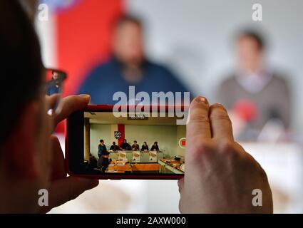 Erfurt, Deutschland. Februar 2020. Mit einem Handy verfilmte ein Mann die Pressekonferenz zur landesweiten Demonstration mit dem Slogan '#Nicht bei uns: Kein Pakt mit Faschisten - nie und nirgendwo! Ein breites Bündnis hat am 15. Februar nach dem Wahlskandal in Thringen zu einer Demonstration aufgerufen. Kredit: Martin Schutt / dpa-Zentralbild / dpa / Alamy Live News Stockfoto