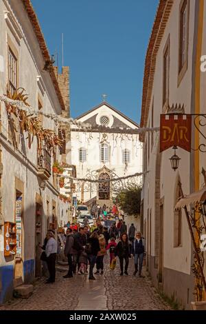 Man kann sich nicht in den schlängelnden Straßen Obidos verirrt haben, da man immer über die Mauer der Festung kommt, Stockfoto