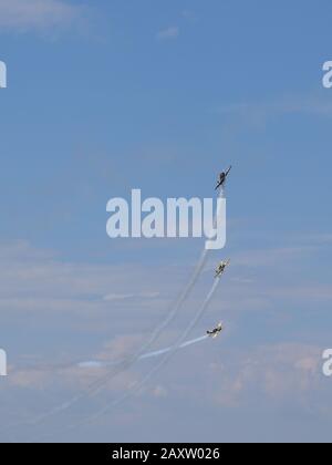 Yak-52-Formation in Bukarest, Rumänien, 15. September 2018 - Crangasi Air Show Stockfoto