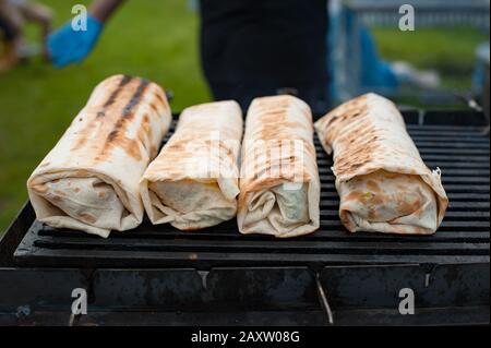 Zubereitung von Shawarma auf dem Grill. Straßennahrung. Gegrillte Lavawalzen. Shawarma. Stockfoto