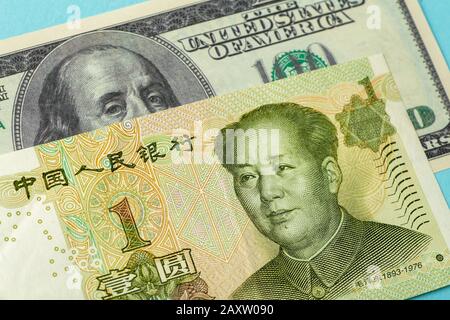 Chinesischer Yuan und Dollar. Chinesische und amerikanische Währung, Wirtschaft und Politik. Stockfoto
