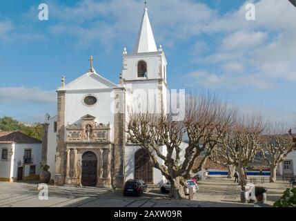 Die mediale Marienkirche (Igreja de Santa Maria) im Zentrum der ummauerten Stadt Obidos Stockfoto
