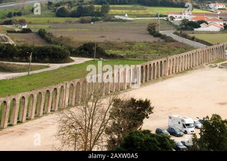 Obidos Aqueduct liegt außerhalb der Burg, die im 16. Jahrhundert erbaut wurde und etwa 3 km lang ist Stockfoto