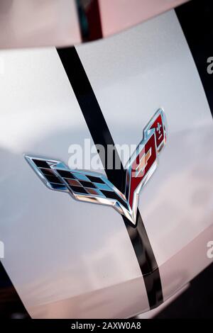 Chevrolet Corvette Logo auf der Haube des Superautos Stockfoto