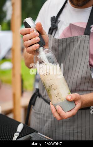 Hausgemachte Limonade. Der Kerl macht Limonade. Straßennahrung Stockfoto