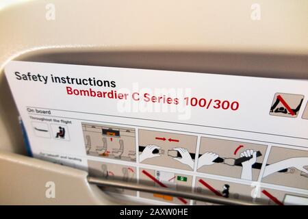 Anweisungen zu Sicherheits- und Notfallinformationen/Führerkarte während eines Flugs in einem Flugzeug der Bombardier C-Serie/Flugzeug/Flugzeug (Ein Flugzeug, das jetzt als Airbus A220 vermarktet wird). (112) Stockfoto