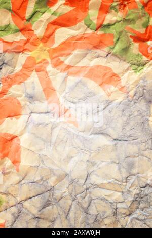 Pinke Blumen bemalt Farben auf einem zerknautschten blauen Papier Stockfoto
