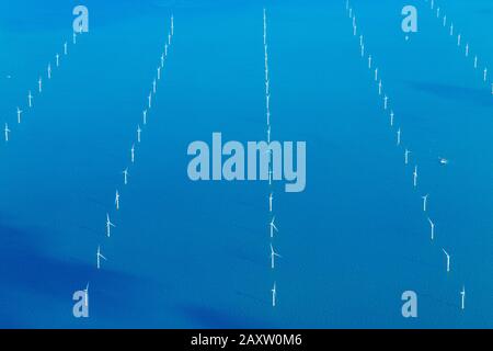 Von einem Flugzeug aus gesehen, werden auf dem englischen Kanal vor- und Ablandwindturbinen auf See betrieben. Windenergieanlage zur Erzeugung erneuerbarer Energie/Elektrizität. GROSSBRITANNIEN (112) Stockfoto