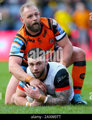 Andy Accers (Bottom) und Paul McShane von den Castleford Tigers kämpfen in Toronto Wolfpack um den Ball Stockfoto