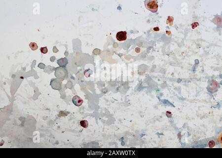 Weißer abstrakter Hintergrund mit bunten verschwommenen Flecken Stockfoto