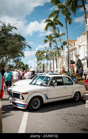 BMW 2002 Turbo, Oldtimer von 1974 unter den Florida-Palmen, auf der Automobilmesse Neapel Stockfoto