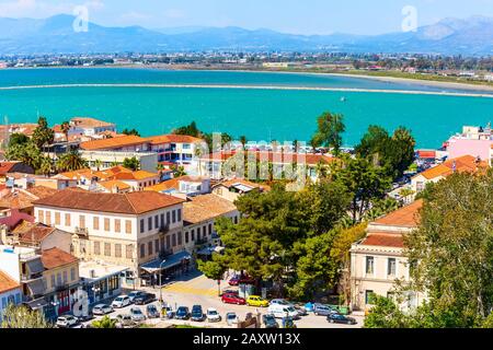 Nafplio, Griechenland - 30. März 2019: Nafplion, Peloponnes altes Stadtpanorama mit Meer und Bergen Stockfoto