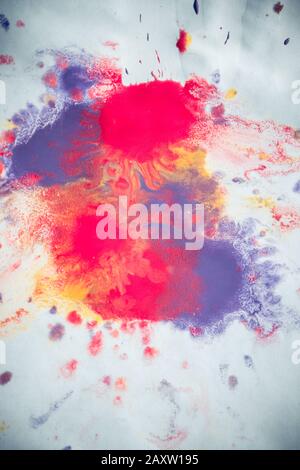 Abstrakter Hintergrund von rosafarbenen, roten und kastanienbraunen Farben mit Streifen und Spritzern auf weißem Papier Stockfoto