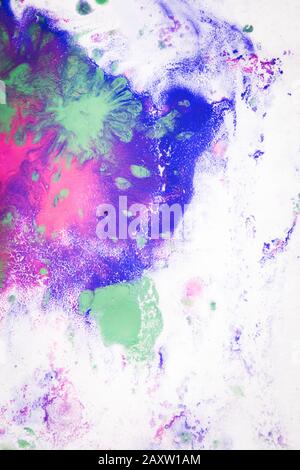 Abstrakte bunte Blots, die auf einem weißen Hintergrund spritzen Stockfoto
