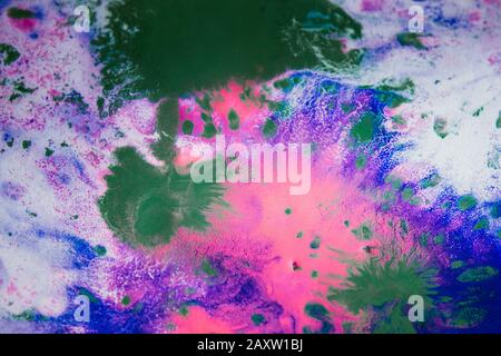 Bunte Farbflecken, Tropfen, Spritzer, Mischen. Abstrakter bunter Hintergrund Stockfoto