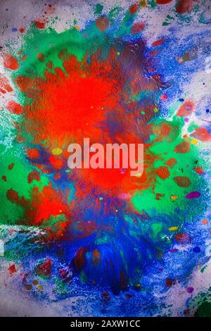 Explosive emotionale Tropfen von hellrot, grün, blau auf weißem Papier Stockfoto
