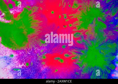 Bunte Farbflecken, Tropfen, Spritzer, Mischen. Abstrakter bunter Hintergrund Stockfoto