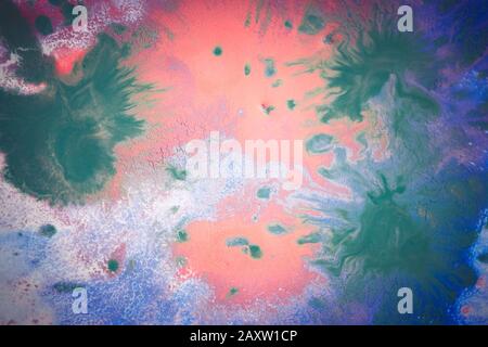 Bunte Farbflecken, Tropfen, Spritzer, Mischen. Abstrakter bunter Hintergrund Stockfoto