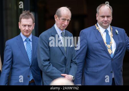 Dresden, Deutschland. Februar 2020. Prinz Edward, Herzog von Kent (M), wird vor dem neuen Rathaus von Michael Kretschmer (CDU, l), Ministerpräsident von Sachsen, und Dirk Hilbert (r), Oberbürgermeister der Landeshauptstadt Dresden, begrüßt. Am 75. Jahrestag der Zerstörung von Dresden im Zweiten Weltkrieg erinnert die Stadt mit zahlreichen Veranstaltungen. Am 13. Und 14. Februar 1945 reduzierten alliierte Bomber das Zentrum der Elbstadt auf Trümmer und Asche. Bis zu 25.000 Menschen verloren ihr Leben. Credit: Dpa Picture Alliance / Alamy Live News Stockfoto