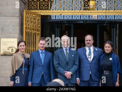 13. Februar 2020, Sachsen, Dresden: Prinz Edward, Herzog von Kent (M), wird vor dem neuen Rathaus von Michael Kretschmer (CDU, 2. Von links), Ministerpräsident von Sachsen, begrüßt. Und seine Lebensgefährtin Annett Hofmann sowie Dirk Hilbert (2. Von rechts), Oberbürgermeister der Landeshauptstadt Dresden, und seine Frau Su Yeon Hilbert. Am 75. Jahrestag der Zerstörung von Dresden im Zweiten Weltkrieg erinnert die Stadt mit zahlreichen Veranstaltungen. Am 13. Und 14. Februar 1945 reduzierten alliierte Bomber das Zentrum der Elbstadt auf Trümmer und Asche. Bis zu 25.000 Menschen verloren ihr Leben. Foto: Jens Büt Stockfoto