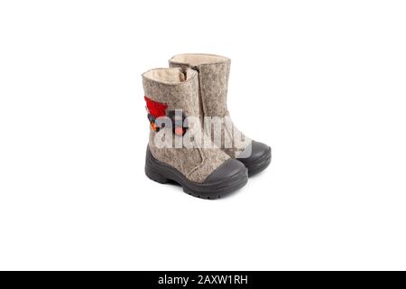 Kinderwinter Filzstiefel beige mit einem gezogenen Auto isoliert auf weißem Hintergrund Stockfoto