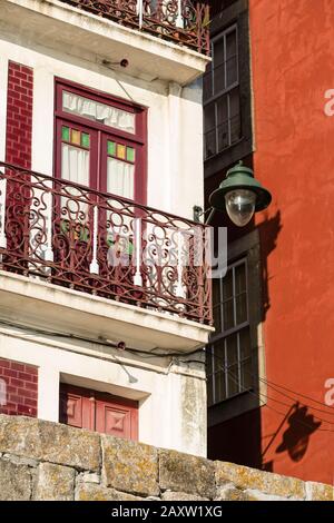 Malerisches Haus mit Balkon in Porto Stockfoto