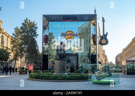 Baku, Aserbaidschan 27. Januar 2020 - Das Hard Rock Cafe in der Innenstadt von Baku. Stockfoto