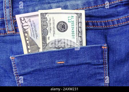 Fünfzig und hundert Dollar in der hinteren Tasche der blauen Jeans Stockfoto