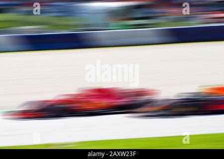 F1 Rennwagen, sehr schnell fahren, Autorennen, verschwommener Hintergrund, Rennbild Stockfoto