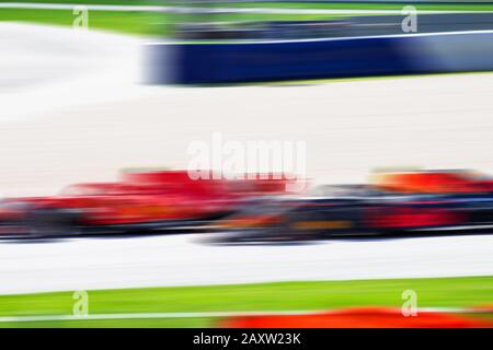 F1 Rennwagen, sehr schnell fahren, Autorennen, verschwommener Hintergrund, Rennbild Stockfoto