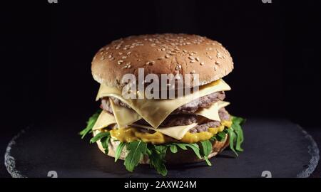 King-Size-Cheeseburger Stockfoto