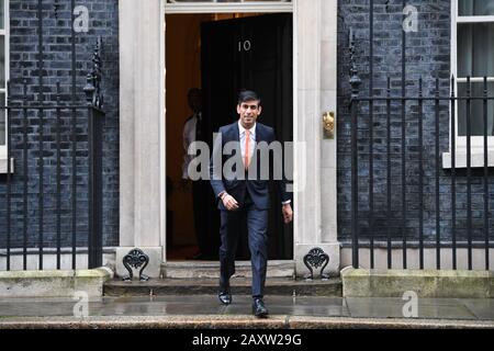 Der neu installierte Schatzkanzler Rishi Sunak verlässt die Downing Street, London, da Premierminister Boris Johnson sein Kabinett umstellt. Stockfoto