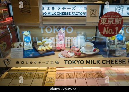 Japan, Tokio: Schaufenster eines Tokioter Milchkäsefabrikgeschäfts am Flughafen Narita Fettarme Milchprodukte und Camembert-Käse Stockfoto