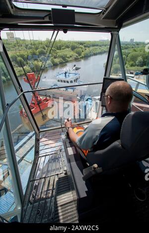 Blick von innen auf Liebherr Kranladen und Entladen von Containern Stockfoto