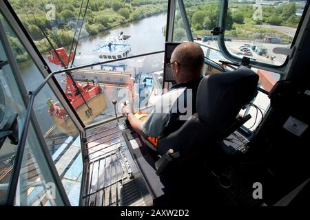 Im Inneren von Liebherr Kran-Betreiber Kabine laden Container in Frachtschiff Stockfoto