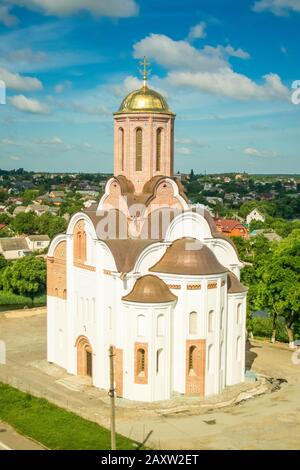 Alte Kirche im russischen Stil in einer Stadt, Blick von oben Stockfoto
