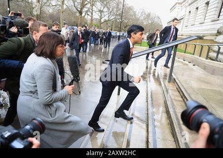 Der neu installierte Schatzkanzler Rishi Sunak kommt ins Finanzministerium in London. Stockfoto