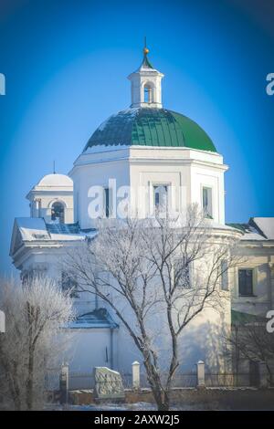 Katholische Kirche von der Rückseite, der blaue Himmel an einem sonnigen Tag im Winter Stockfoto